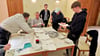 Im Rathaus der Stadt wurden ab 18 Uhr  im Briefwahlteam um Wahlleiterin Christina Kosiol (2.v.re.) die Briefwahlstimmen ausgewählt.