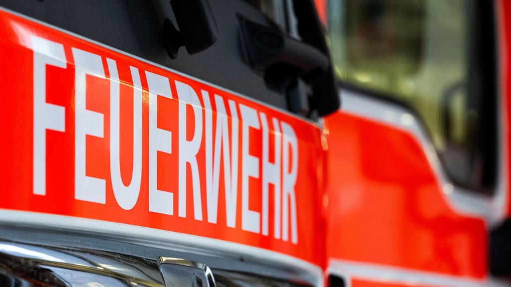 Ein Auto brennt in Berlin-Friedrichshain. Die Polizei nimmt einen mutmaßlichen Brandstifter fest. (Symbolfoto)