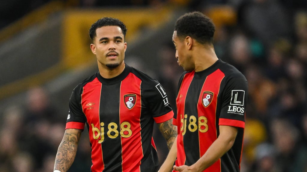 Justin Kluivert (l.) und Tyler Adams im Gespräch.