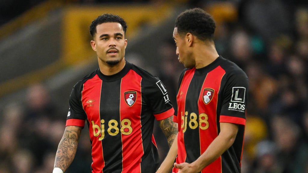 Justin Kluivert (l.) und Tyler Adams im Gespräch.