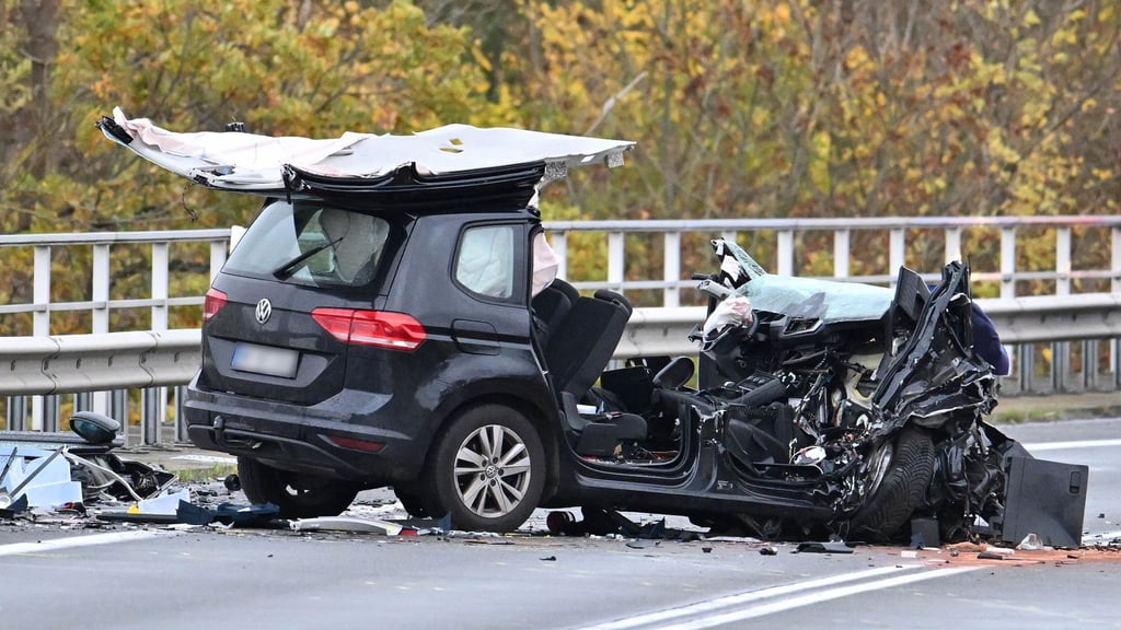 Der schwarze Pkw wurde völlig zerstört. Das Dach des Wagens ist größtenteils abgerissen.