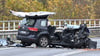 Der schwarze Pkw wurde völlig zerstört. Das Dach des Wagens ist größtenteils abgerissen.