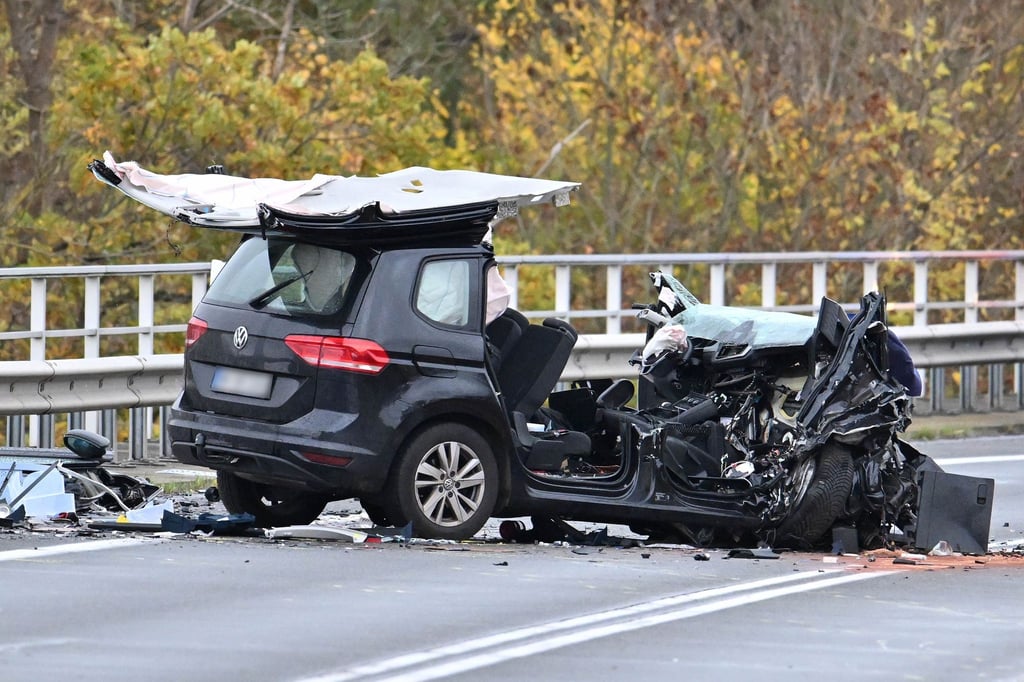 Der schwarze Pkw wurde völlig zerstört. Das Dach des Wagens ist größtenteils abgerissen.