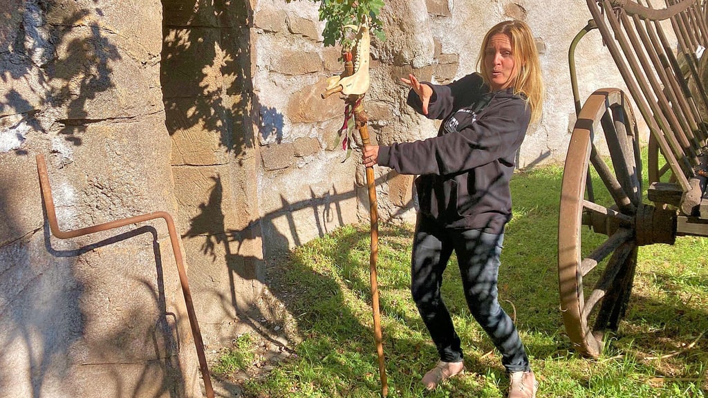 Nicole Krauthahn brennt für ihre Ideen. An Ort und Stelle erklärt sie mit Händen und Füßen, wie sie sich den Übergang vom Mittelalterdorf zum Barfußpfad vorstellt.