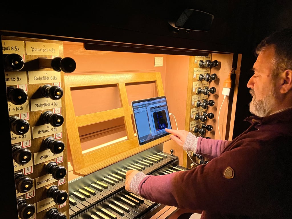 Jiri Zurek an der historischen Hildebrandt-Orgel in der Jacobikirche Sangerhausen.