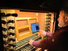 Jiri Zurek an der historischen Hildebrandt-Orgel in der Jacobikirche Sangerhausen. 