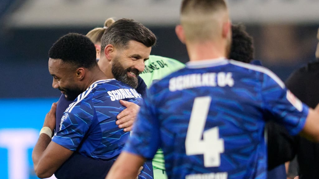 Trainer Miron Muslic (l) lässt die Schalke-Fans vom Aufstieg träumen.