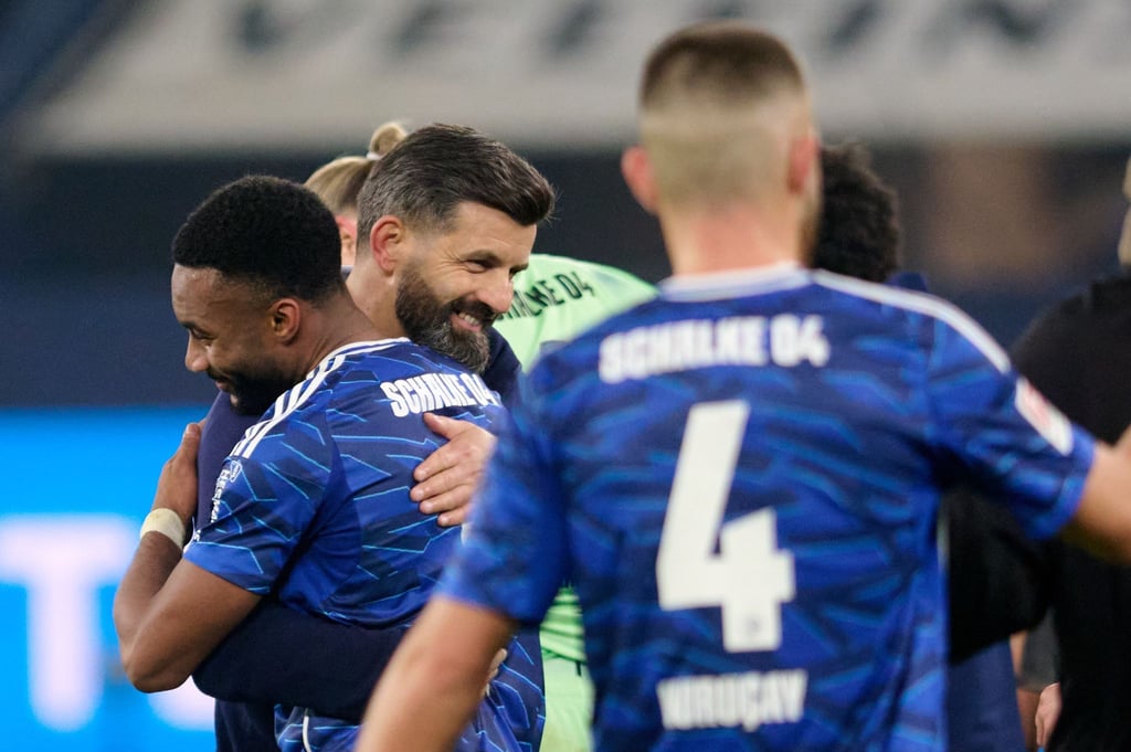 Trainer Miron Muslic (l) lässt die Schalke-Fans vom Aufstieg träumen.