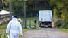Experten in Schutzanzügen sind in Neuhardenberg im Einsatz, weil dort 80.000 Enten in einem Betrieb wegen der Vogelgrippe getötet werden müssen.