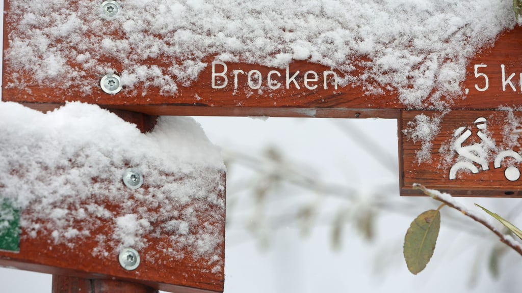 Blick auf ein schneebedecktes Wanderschild auf dem Brocken.