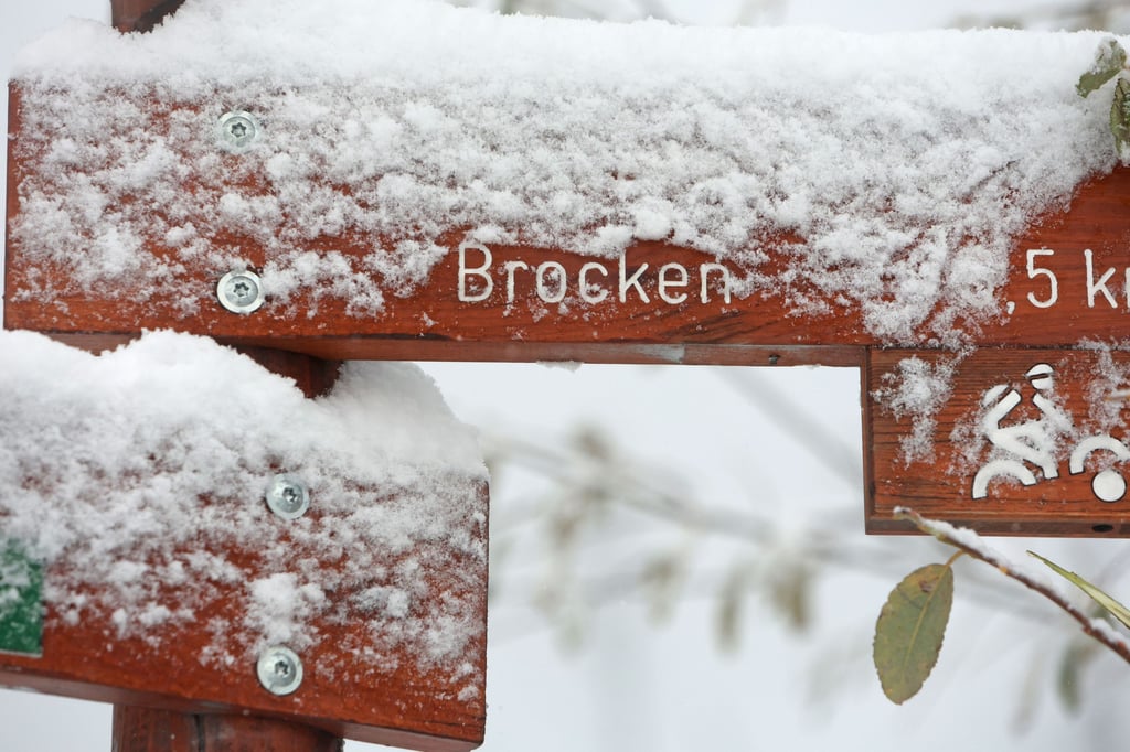 Blick auf ein schneebedecktes Wanderschild auf dem Brocken.