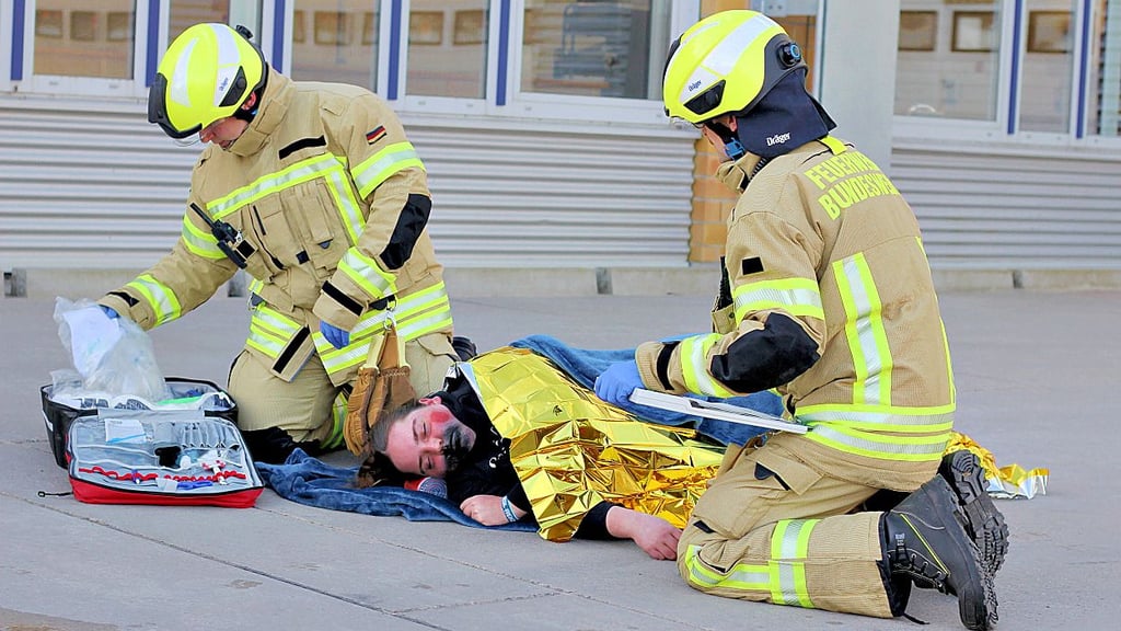 Neben der Brandbekämpfung  wurde auch die Rettungskette trainiert. Sechs Verletzten mussten aus der Gefahrenzone gebracht werden.