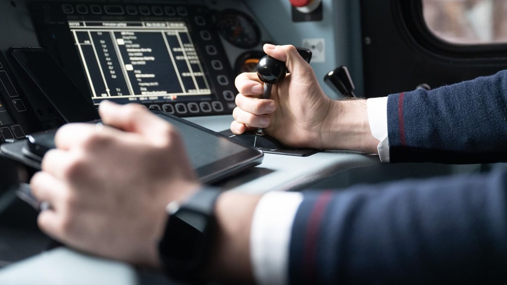 Insbesondere im operativen Bereich sucht die Bahn weiterhin Personal - und stellt nun trotz Krise Tausende Auszubildende ein. (Archivbild)