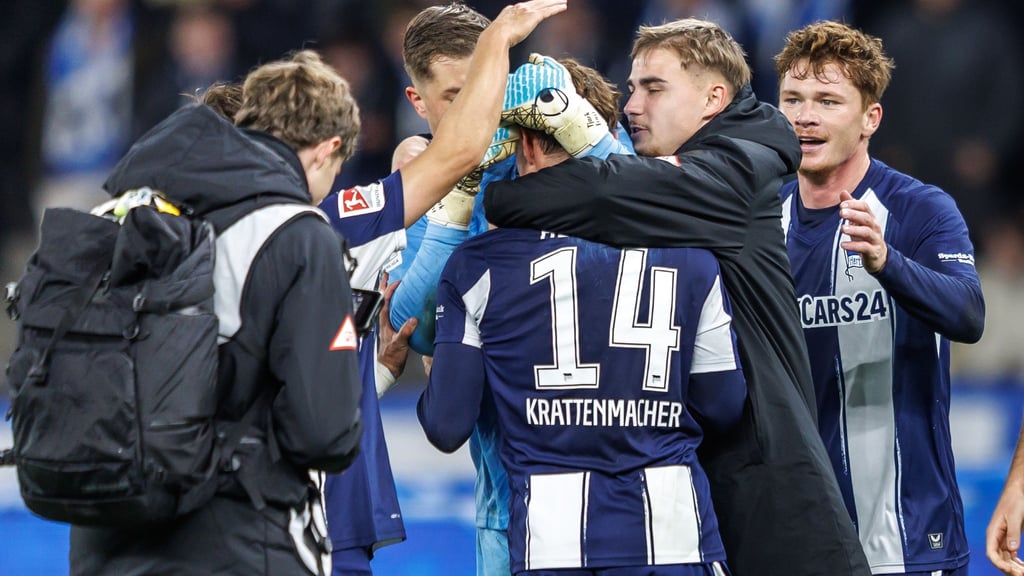 Maurice Krattenmacher wird von seinen Mitspielern geherzt.