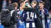 Maurice Krattenmacher wird von seinen Mitspielern geherzt.
