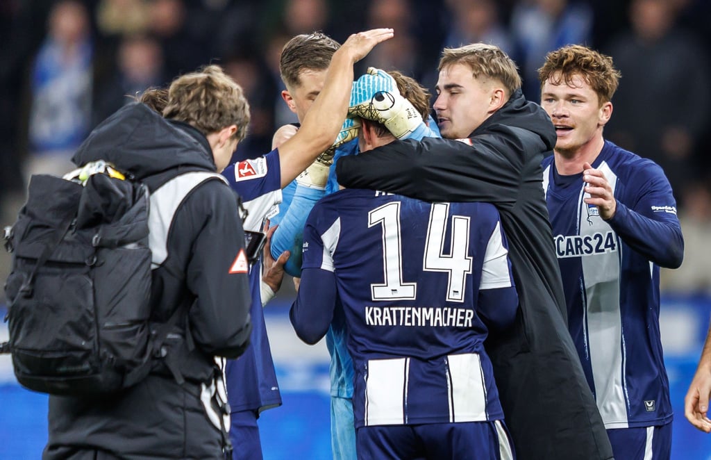 Maurice Krattenmacher wird von seinen Mitspielern geherzt.