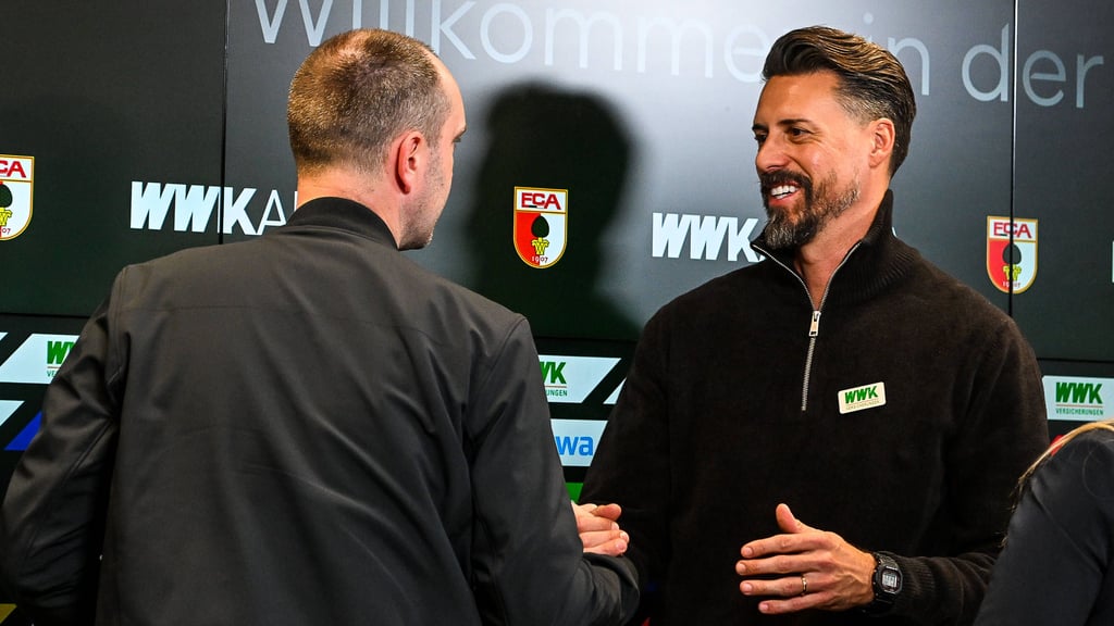 Augsburgs Trainer Sandro Wagner freut sich auf den Handshake mit Leipzigs Ole Werner (l.)