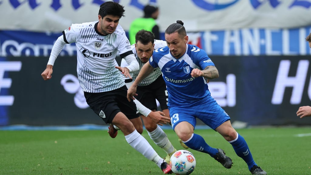 Baris Atik und den anderen Spieler des 1. FC Magdeburg fällt mit dem Dreier ein Stein vom Herzen.