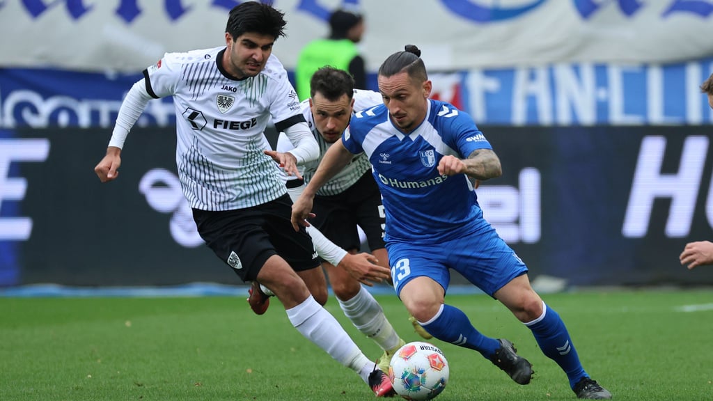 Baris Atik und den anderen Spielern des 1. FC Magdeburg fällt mit dem Dreier ein Stein vom Herzen.
