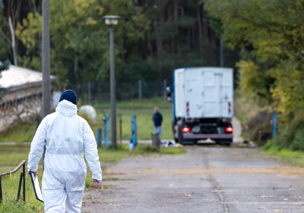 Experten in Schutzanzügen sind in Neuhardenberg im Einsatz, weil dort 80.000 Enten in einem Betrieb wegen der Vogelgrippe getötet werden müssen.