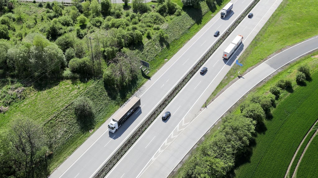 Eine kleinere Brücke bei Grimma über die A14 wird ab Montag gesperrt. (Symbolbild)