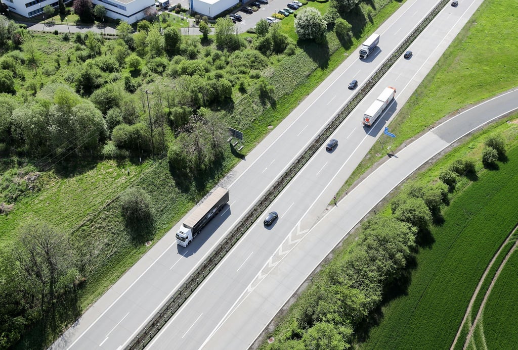 Eine kleinere Brücke bei Grimma über die A14 wird ab Montag gesperrt. (Symbolbild)
