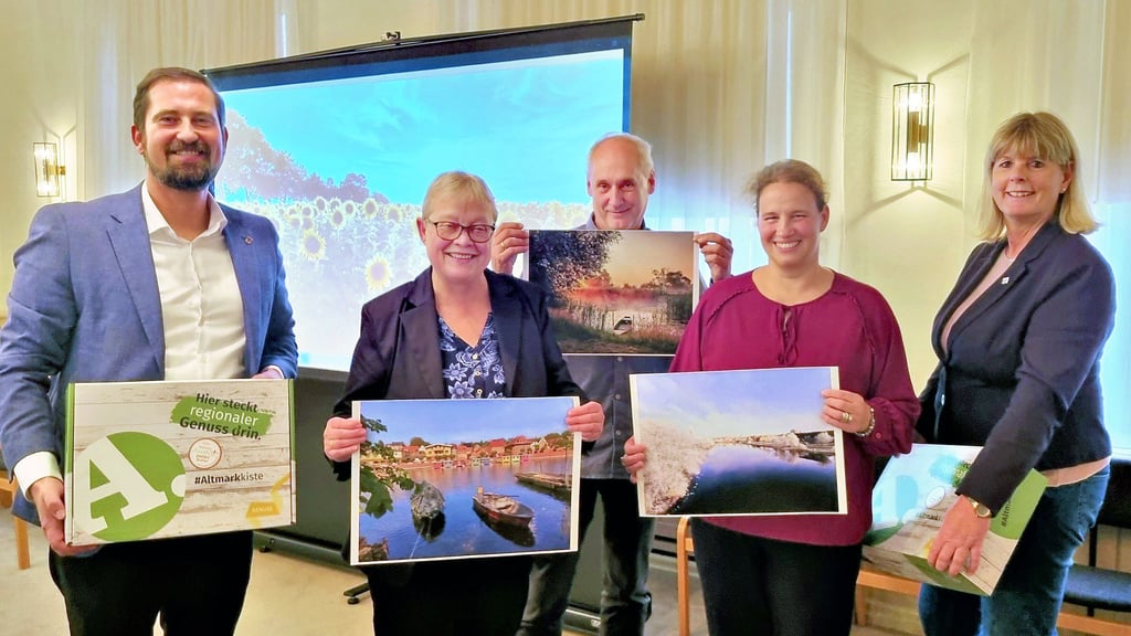 Die Bürgermeister Mathias Bölt (links) und Steffi Friedebold (rechts) gratulieren den Gewinnern des Fotowettbewerbes in Havelberg (von links) Annette Brändel, Konrad Müller und Jana Habermann. Als Preis gab es für jeden eine Altmarkkiste.