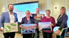 Die Bürgermeister Mathias Bölt (links) und Steffi Friedebold (rechts) gratulieren den Gewinnern des Fotowettbewerbes in Havelberg (von links) Annette Brändel, Konrad Müller und Jana Habermann. Als Preis gab es für jeden eine Altmarkkiste. 