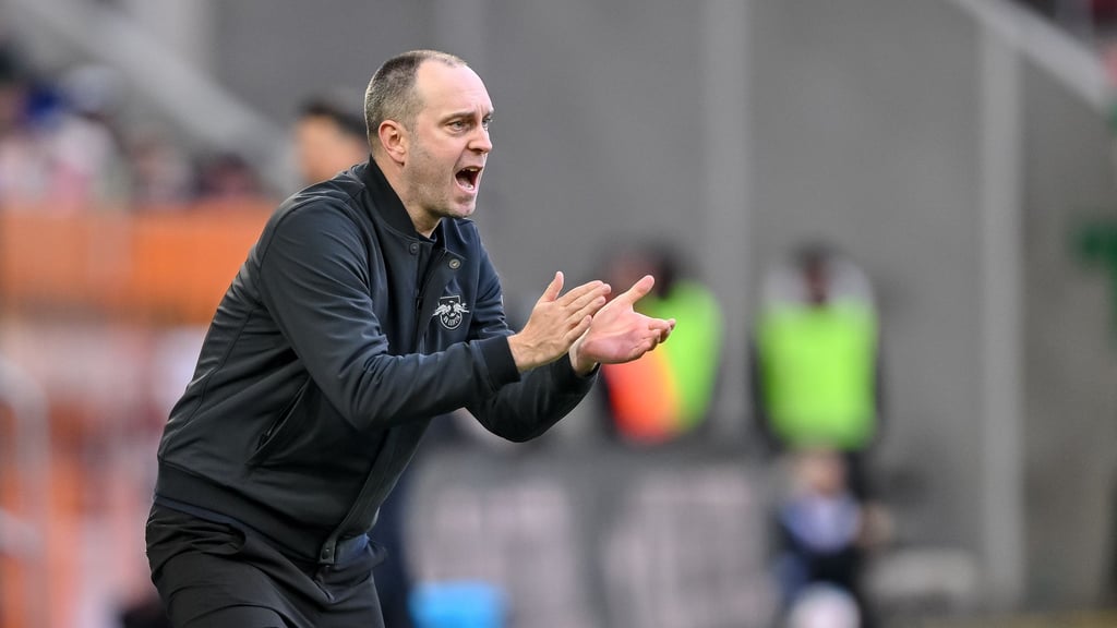 Ole Werner treibt seine Mannschaft in Augsburg an.