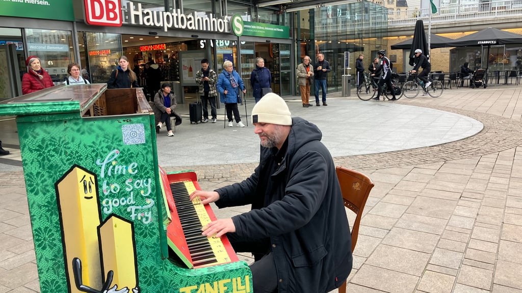 Brachte Passanten dazu, seiner Musik zu lauschen: Andy Wagner spielt auf dem Bahnhofvorplatz Halles erstes öffentliches Klavier.