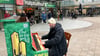 Brachte Passanten dazu, seiner Musik zu lauschen: Andy Wagner spielt auf dem Bahnhofvorplatz Halles erstes öffentliches Klavier.