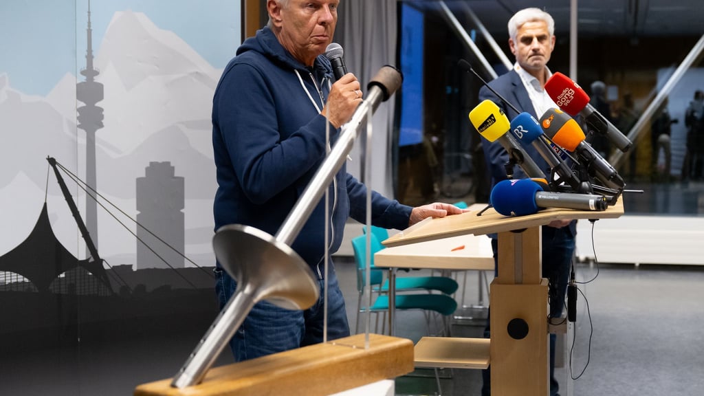Münchens Oberbürgermeister Dieter Reiter verkündet das Ergebnis.