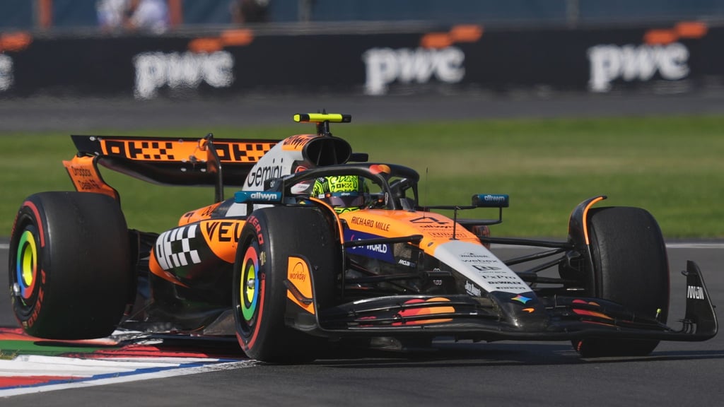 Lando Norris fährt an der Spitze des Feldes.