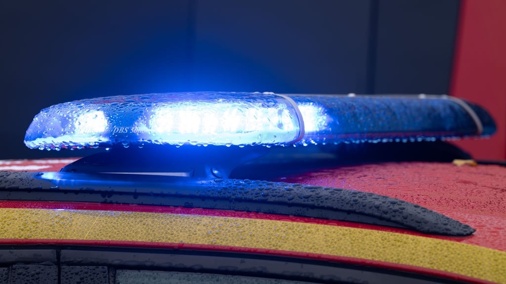 In Leipzig ist ein ziviles Zollfahrzeug bei einem Brand zerstört worden. (Symbolbild)
