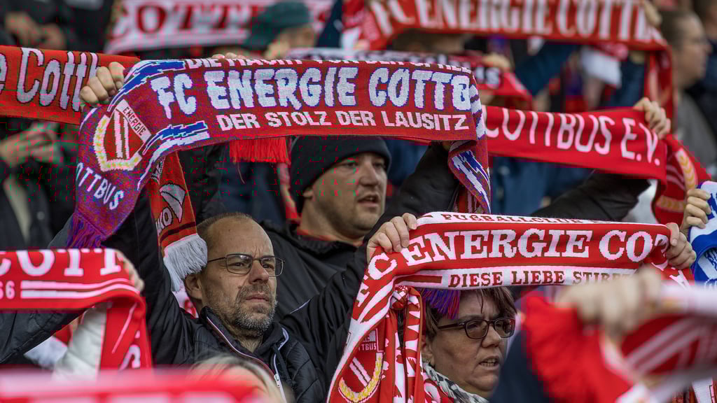 Fans von Energie Cottbus im Spiel gegen Havelse.