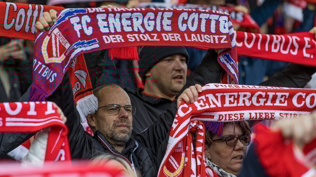 Fans von Energie Cottbus im Spiel gegen Havelse.