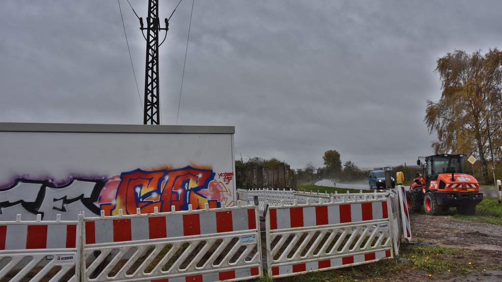 Arbeiten an der Stromtrasse von Calvörde in Richtung Lössewitz: Derzeit werden die Oberleitungen in Calvörde in die Erde verlegt – dabei soll es am Sonnabend zu einem Stromausfall gekommen sein.