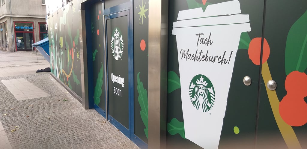 „Starbucks“ wirbt um Kunden in Magdeburg. „Tach Machteburch!“ steht schon mal an der Scheibe des künftigen Cafés im Ulrichshaus in der Innenstadt.