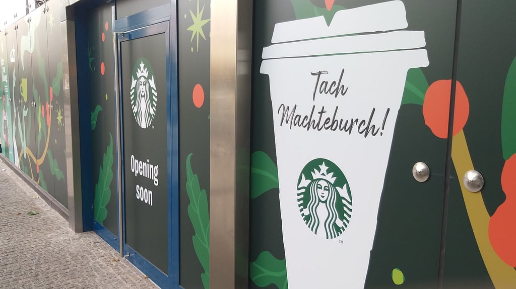 „Starbucks“ wirbt um Kunden in Magdeburg. „Tach Machteburch!“ steht schon mal an der Scheibe des künftigen Cafés im Ulrichshaus in der Innenstadt.
