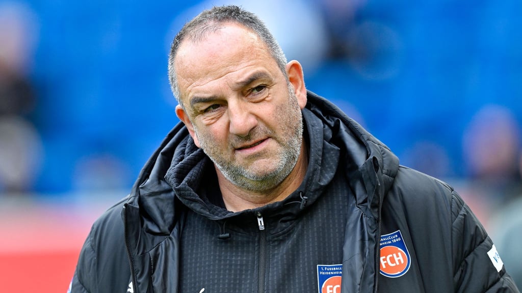 Tief frustriert: Heidenheims Trainer Frank Schmidt nach der Niederlage bei Hoffenheim.