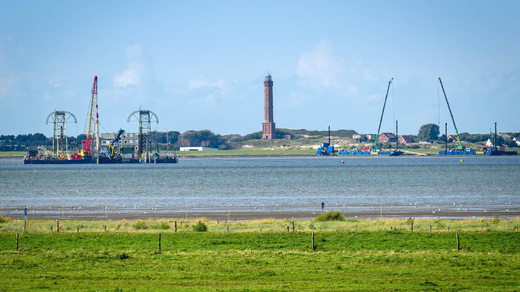Vom Festland aus ist das Kabelverlegeschiff „Barbarossa“ im Watt vor Norderney zu sehen.
