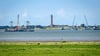 Vom Festland aus ist das Kabelverlegeschiff „Barbarossa“ im Watt vor Norderney zu sehen.