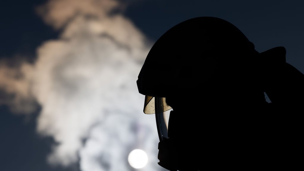 Zur Brandbekämpfung waren neun Ortsfeuerwehren mit 63 Kameraden im Einsatz, so die Polizei. (Symbolbild)