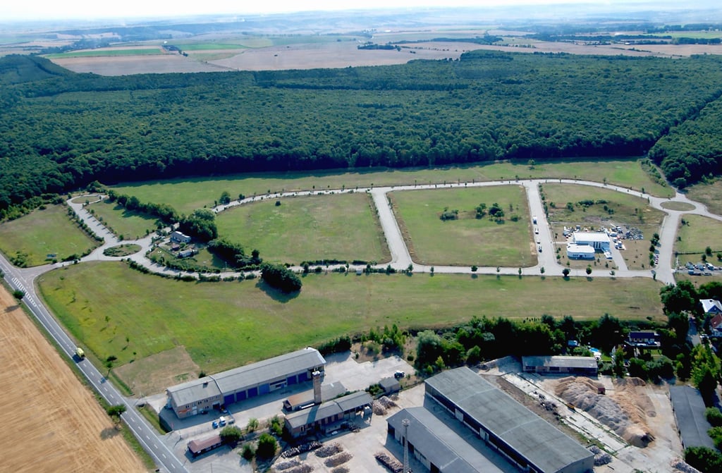 Dieses Luftbild von 2003 zeigt das Gewerbegebiet Ziegelroda am Rande des Ziegelrodaer Forstes.