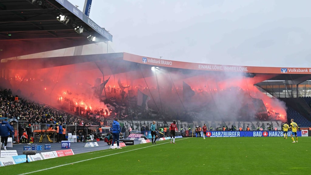 Pyrotechnik m Fanblock von Hannover 96.