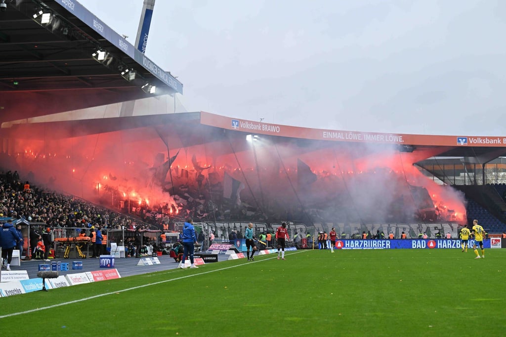 Pyrotechnik m Fanblock von Hannover 96.