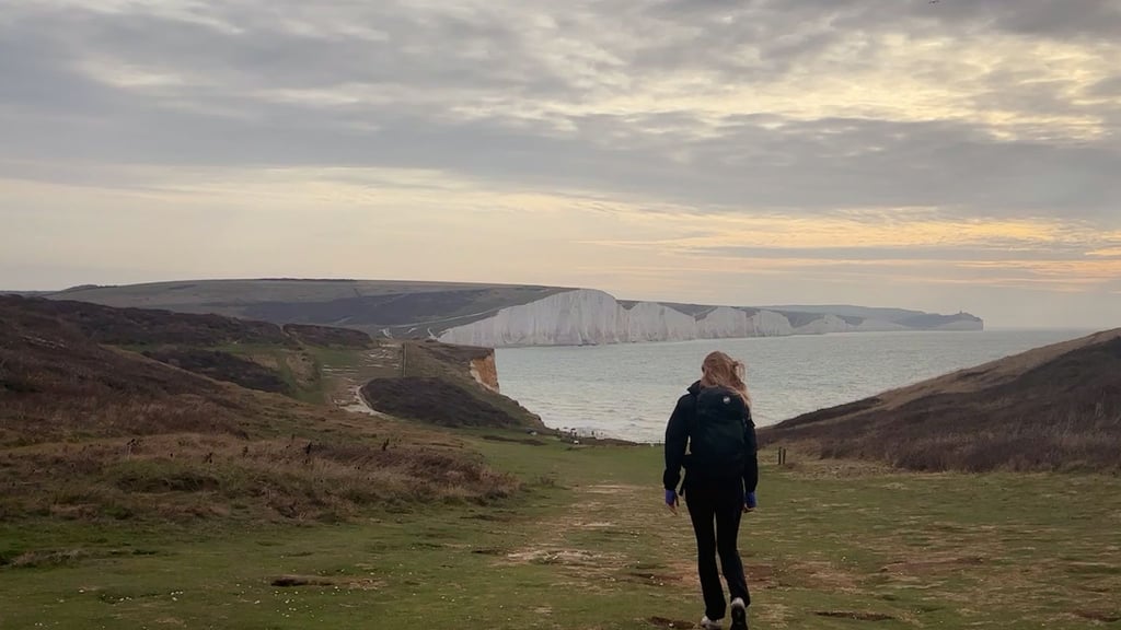 Die „Seven Sisters“ im Blick: 21 Kilometer zählt die Wanderung von Seaford nach Eastbourne - es geht immer entlang der Steilküste.