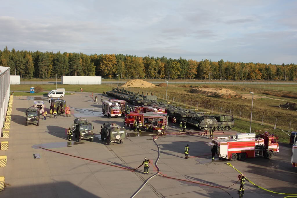 Großübung Bundeswehrfeuerwehr und Feiwillige Feuerwehren der Einheitsgemeinde Gardelegen in der Altmark-Kaserne