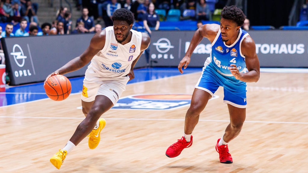 Khyri Thomas (l.) war in Frankfurt bester Werfer des MBC.