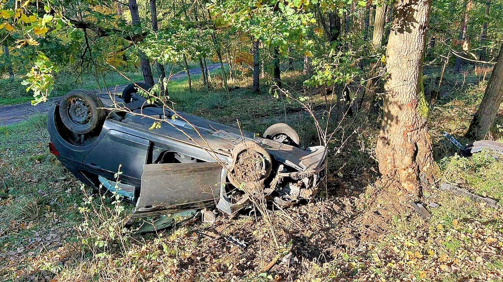 Auf der Straße zwischen Radis und Ochsenkopf hat sich ein Fahrzeug überschlagen.